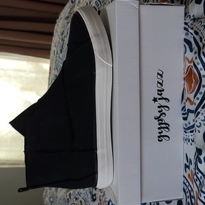 New in box - Gypsy Jazz Florence Hightop in Black